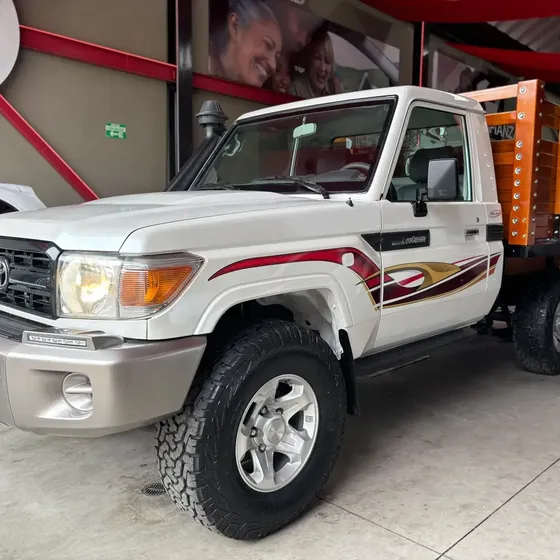 Toyota Land Cruiser 79 2022 Estacas