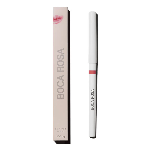 Embalagem em caixa de papelão rosa claro ao lado de um lápis de contorno labial retrátil branco da marca Boca Rosa na cor amêndoa