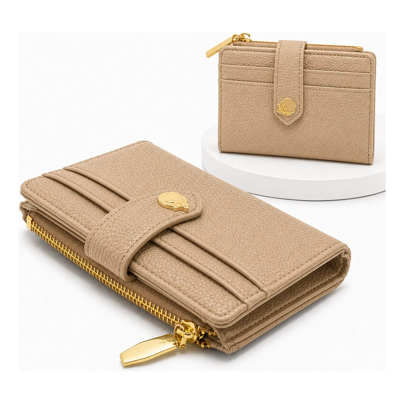 Carteira feminina pequena na cor apricot com textura em couro ecológico, apresentando um compartimento com zíper e outro com fechamento por botão de pressão dourado, exibida em dois ângulos diferentes sobre uma base branca.