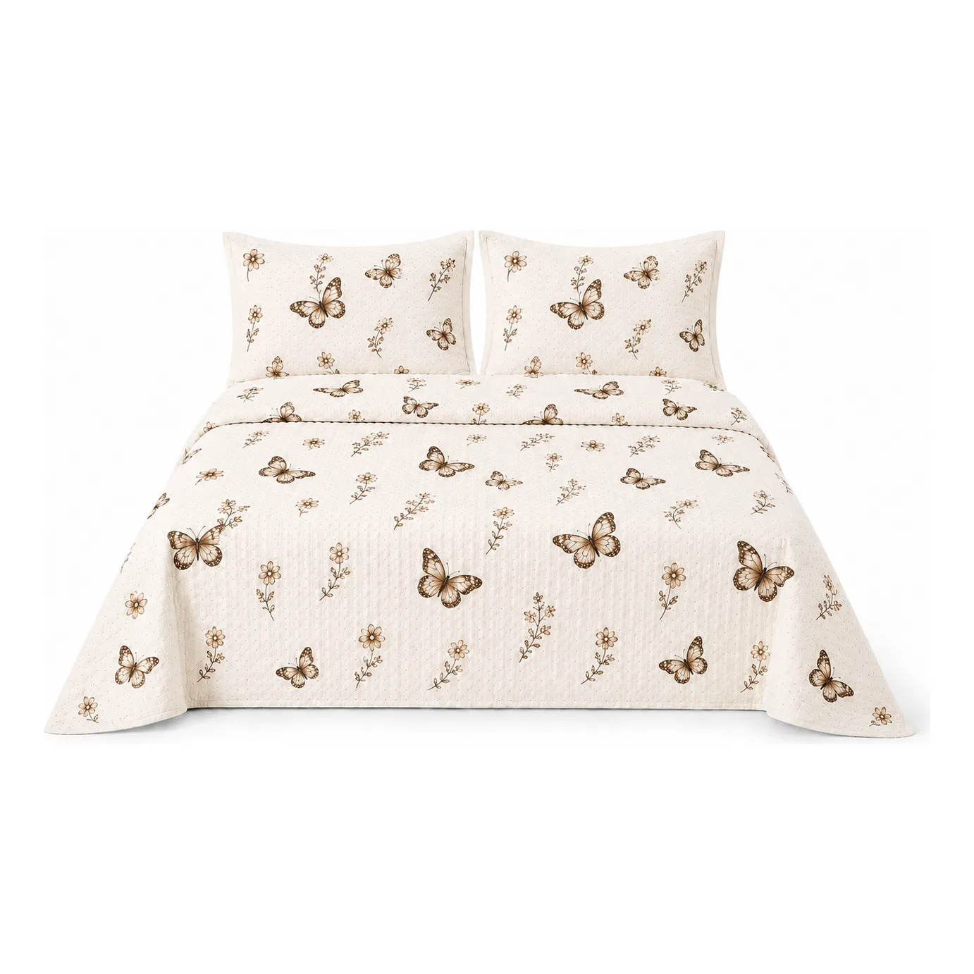 Colcha cobre leito de piquet na cor bege com estampa de borboletas e flores, acompanhada de dois porta-travesseiros combinando, disposta sobre uma cama.