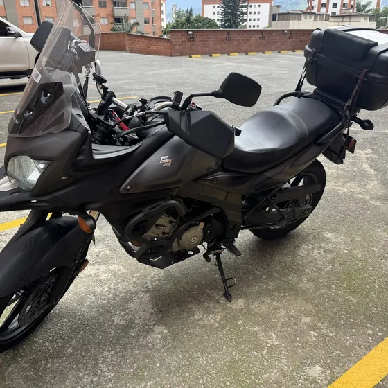 Suzuki Vstrom 650 A Color Gris. Maleteros Y Defensas Givi