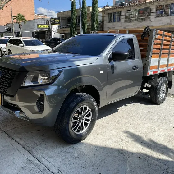 Nissan Frontier 2023 2.5 Diésel Estacas 4x4
