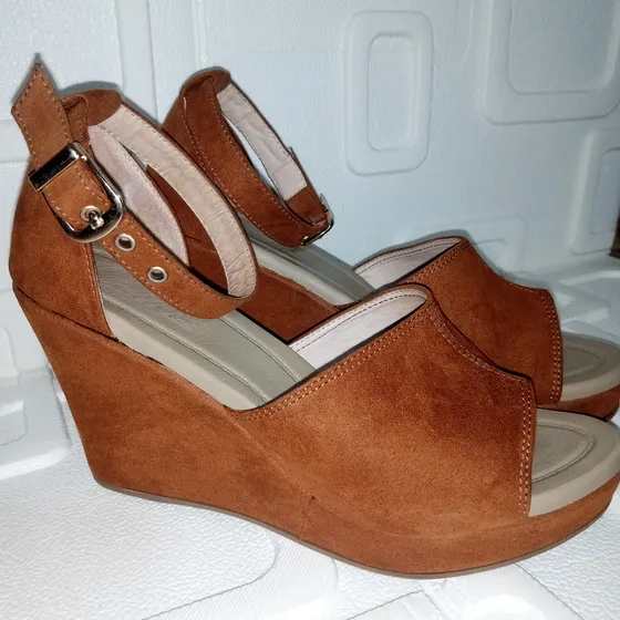 Sandalias De Dama Plataforma Elaboradas En Gamuza. Talla 38