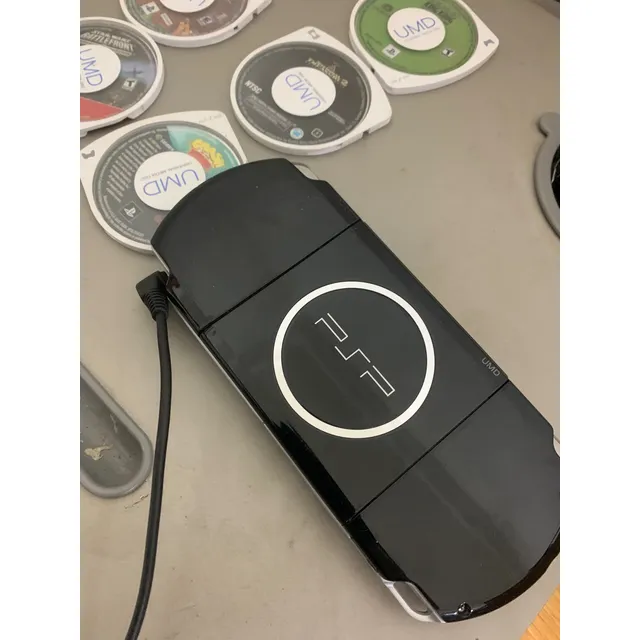 Psp Sony Modelo 2000 Usado En Buen Estado Con Varios Juegos