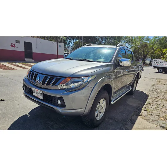Mitsubishi L200 2.4 Cabina Doble 4x2 Mt