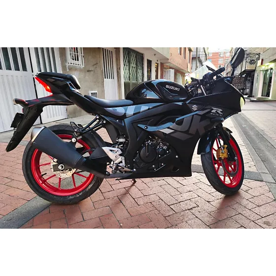 Color Negro Con Rojo, Tiene 10 Meses De Uso, Garantía 18 Mes