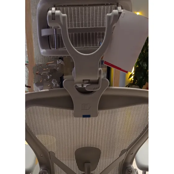 Silla Herman Miller Posa Cabeza Remasterizada 