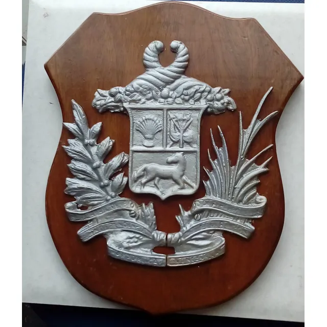 Escudo Venezolano De Madera Y Lata Para Colgar M: 32cmx27cm