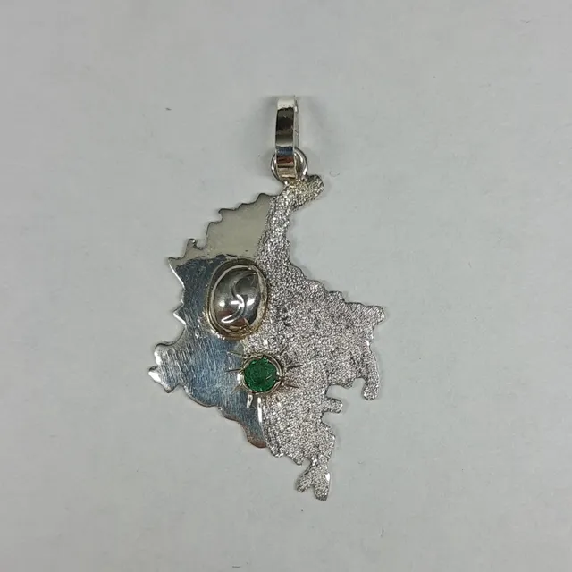 Hermoso Dije Mapa De Colombia  Plata Ley 9.25 Con Esmeralda