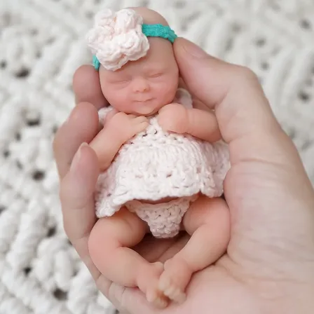 Boneca Bebê Reborn Silicone Sólido Menina Suave Toque 10cm