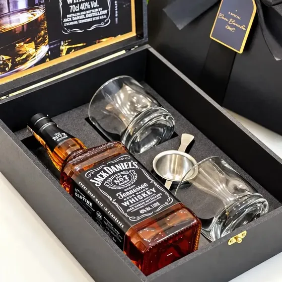 Cesta Whisky Jack Daniel's Maleta em Madeira. Presente Premium aniversário homem amigo.