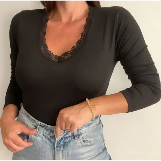 Remera Básica Escote V Manga Larga Con Puntilla Mujer Myry