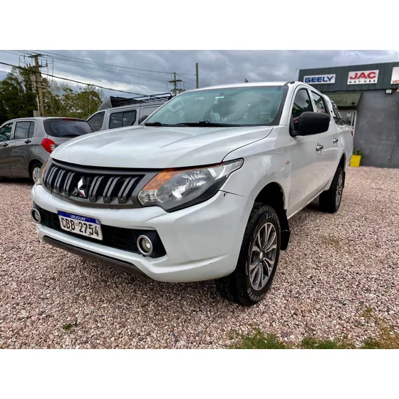 Mitsubishi L200 2.4 Cab Dob 4x4 2abag Abs Espejos Pr.caja