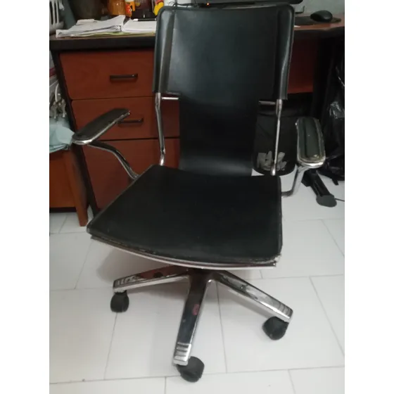 Silla De Escritorio De Cuero Con Ruedas.