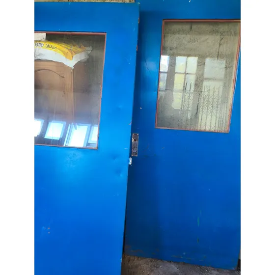 Dos Puertas Con Vidrio Doble Chapa Gruesa Con Pequeña Abolla Azul