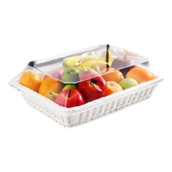 Cesta Colocada Com Pão E Frutas, Escorrida Na Cozinha .