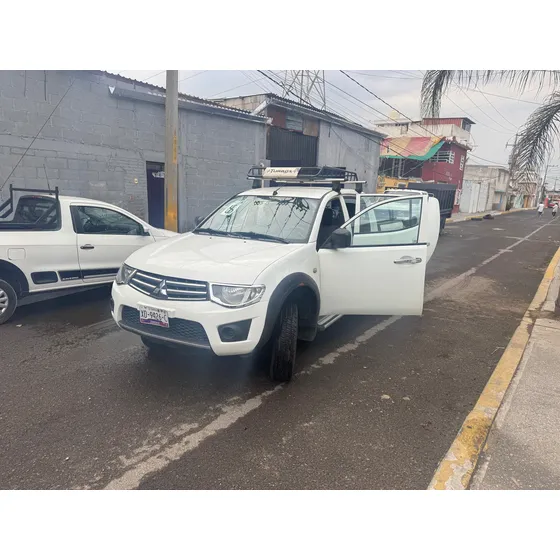 Mitsubishi L200 2.4 Cabina Doble 4x2 Mt