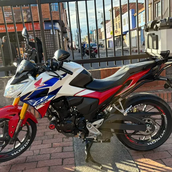 Honda Cb190r Blanca, Azul Y Rojo Con Baul Y 2 Cascos.