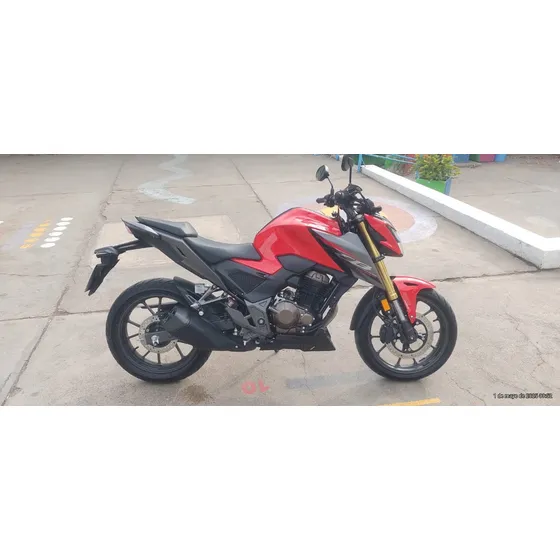 Vendo Moto Cb300f Twister Color Roja