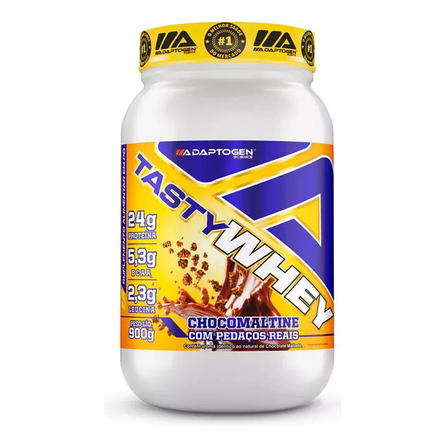 Pote de suplemento Tasty Whey Gourmet da Adaptogen Science sabor Choco Maltine com 900g, exibindo informações nutricionais como 24g de proteína, 5,3g de BCAA e 2,3g de leucina.