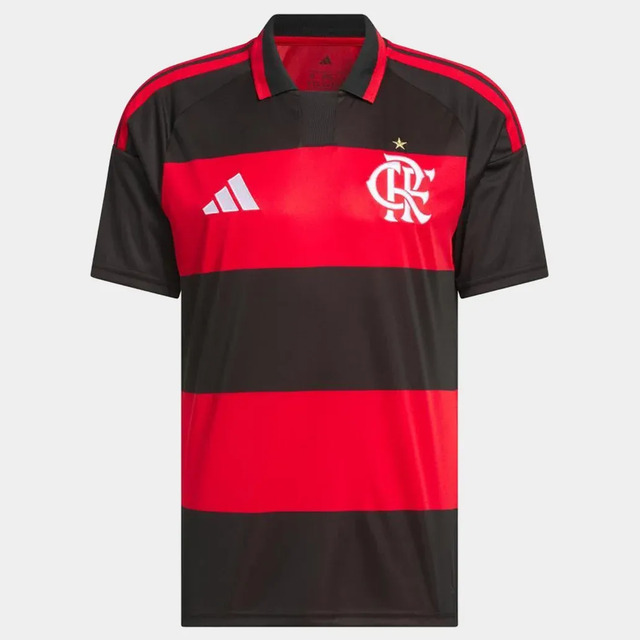 Camisa oficial de futebol masculina do Flamengo, modelo 2026, com listras horizontais pretas e vermelhas, gola polo e logotipos da Adidas e do clube bordados.
