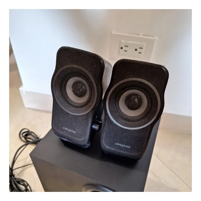 Parlante Creative Modelo A220 Stereo 2.1 + Subwoofer