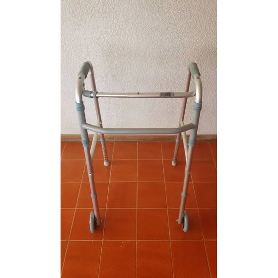 Andadera Marca Dynamics Con Ruedas.