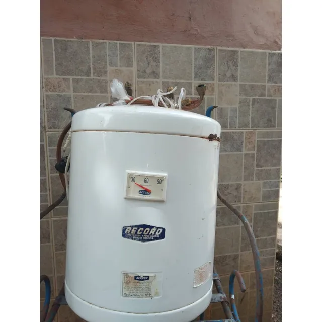 Calentador De Agua De 27 Litros Marca Record Usado
