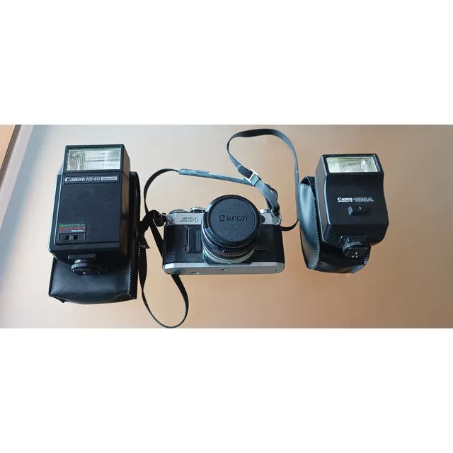 Cámara Canon Ae1 Y 2 Flash Y Fundas. Para Repuestos.
