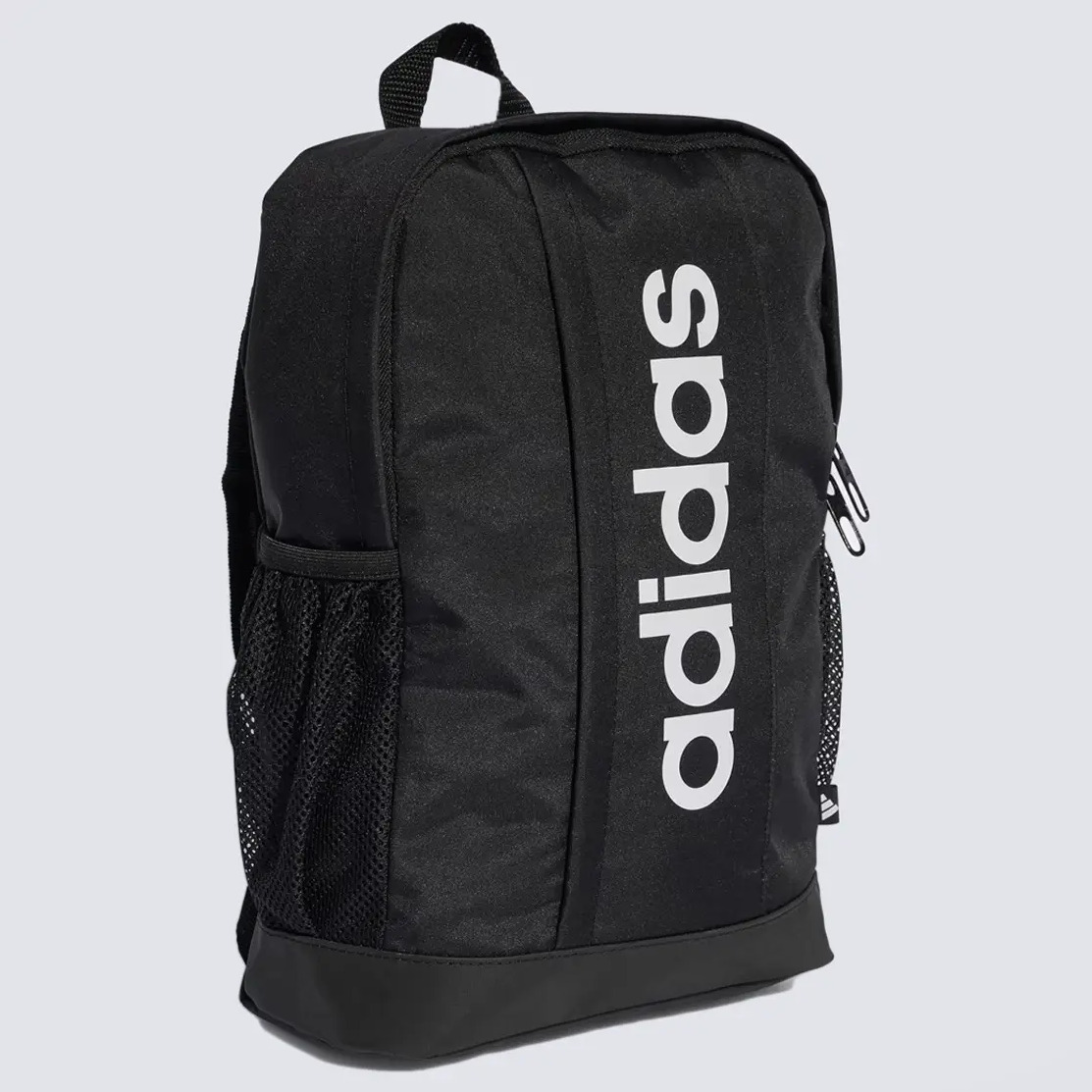 Mochila adidas Linear Juvenil na cor preta com logo branco vertical na frente e bolsos laterais em rede