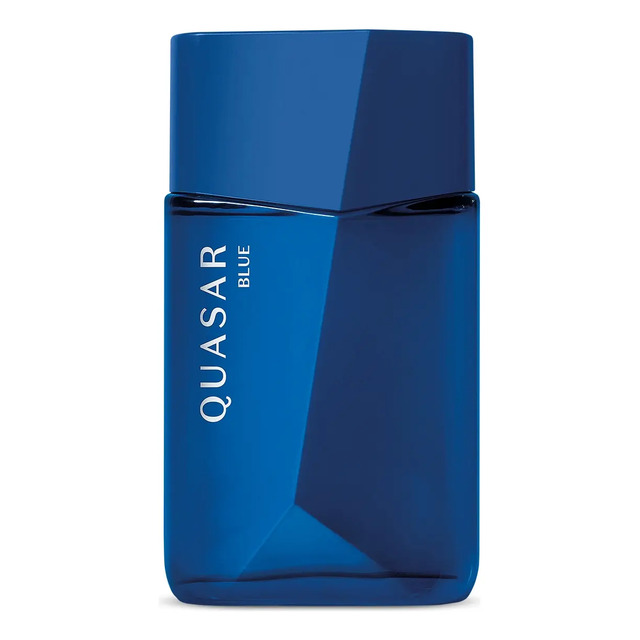 Frasco de vidro azul do perfume Quasar Blue O Boticário de 100ml em fundo branco