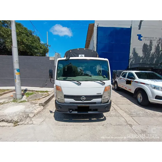 Nissan Cabstar Estaca 2012