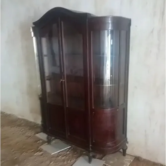 Vitrina Antigua Clasica. Madera Tallada Y Vidrios Curvos