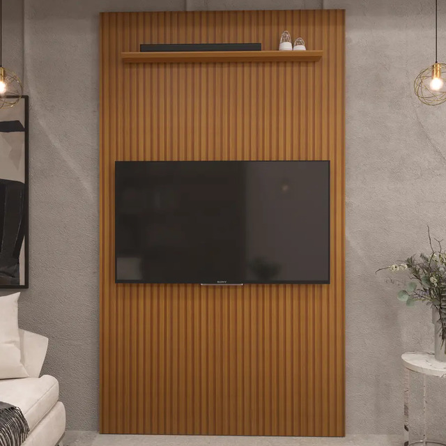 Painel ripado 3D na cor cedro com prateleira superior e suporte para TV de até 60 polegadas fixado em parede cinza