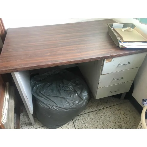 Escritorio En Muy Buenas Condiciones
