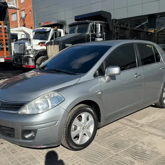 Nissan Tiida 2011 1.8 Emotion 5 P