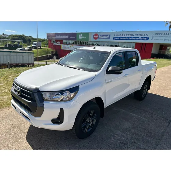Toyota Hilux Pick-up 2.8 Sr Mt 4x4 Y 4x2