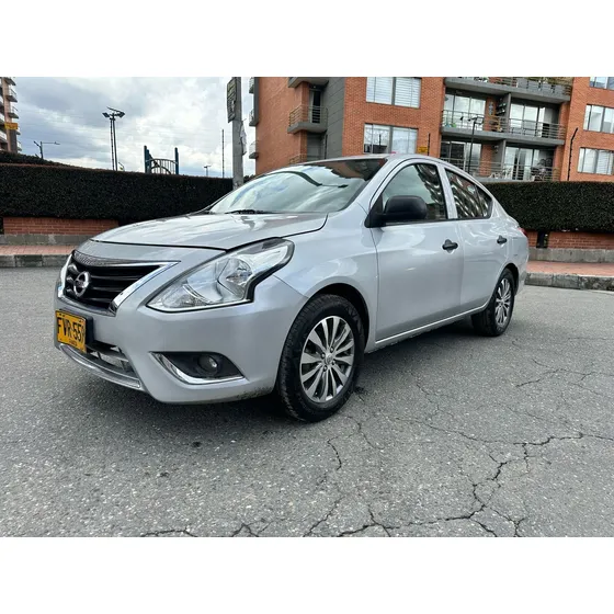 Nissan Versa 1.6 Mecanico Con Aire Y Rines Full Equipo