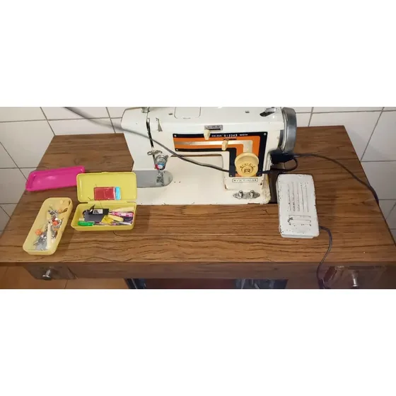 Máquina De Coser Marca Victoria Usada