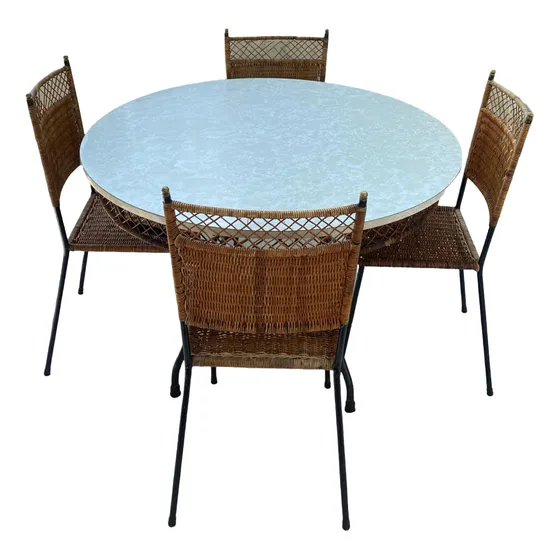Mesa Redonda E Quatro Cadeiras Em Ferro E Rattan Natural