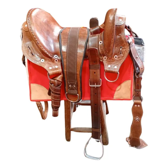 Silla Forrada En Cuero Con Todos Sus Accesorios En Cuero