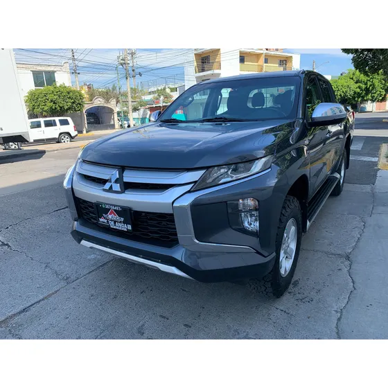 Mitsubishi L200 2.4 Cabina Doble 4x2 Mt