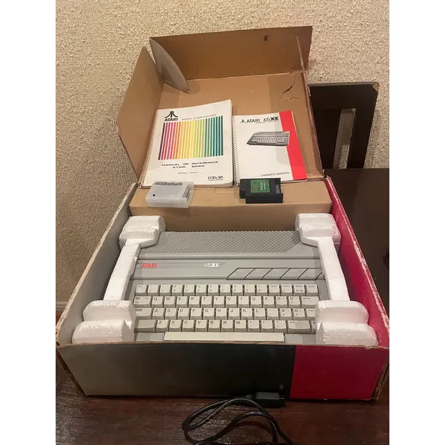 Computador Atari 65xe En Caja + 2 Controles + Cartuchos Gris