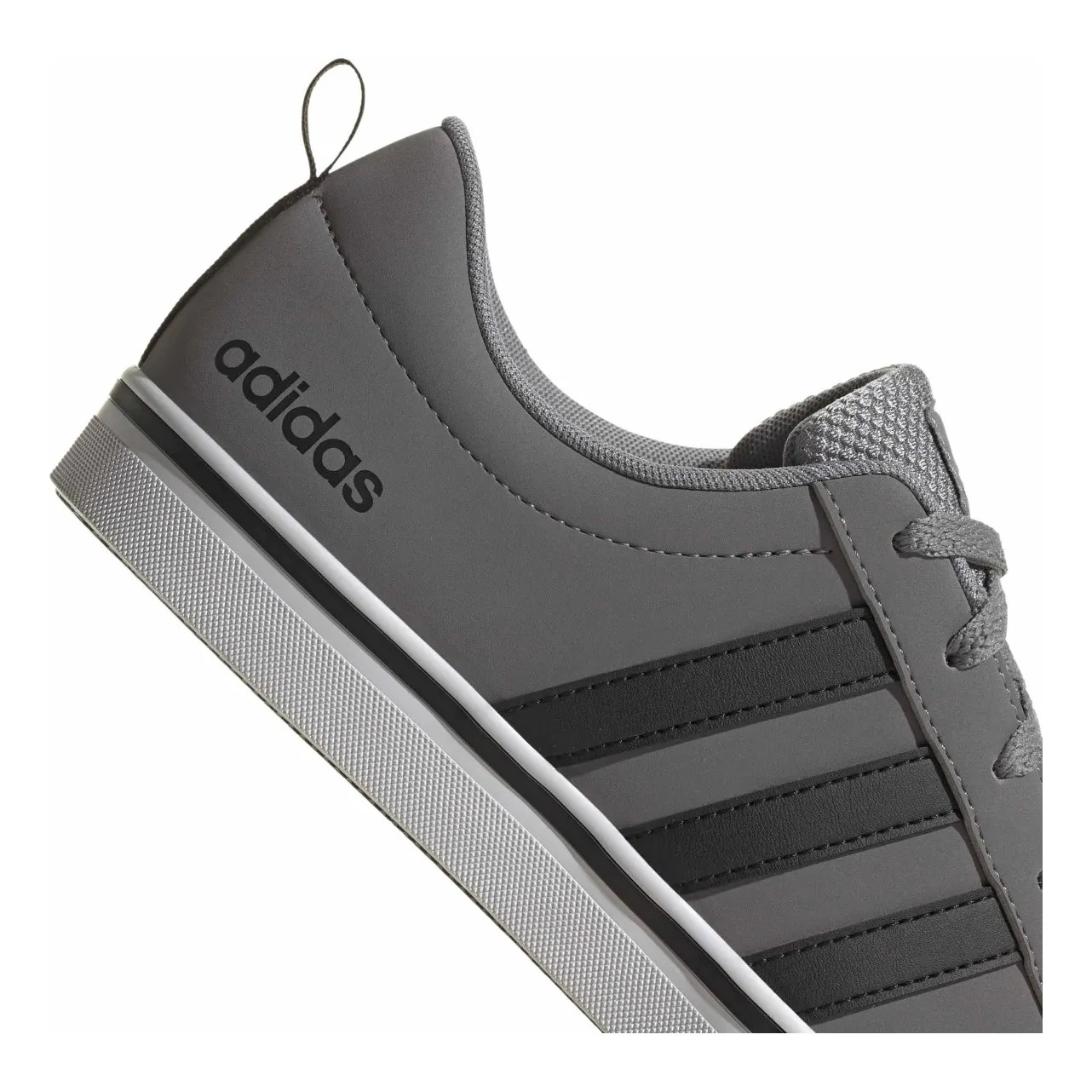 Detalhe lateral do tênis adidas masculino modelo HP3729 na cor cinza com as três listras pretas e solado branco