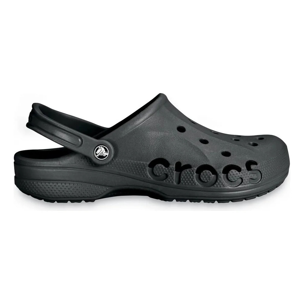 Sandália Crocs Baya Clog na cor preta vista de perfil, exibindo o logo recortado na lateral e a tira de calcanhar