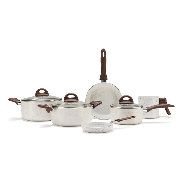 Conjunto de 6 panelas Brinox Smart Ceramic Life na cor vanilla, incluindo caçarolas com tampa, frigideiras e leiteira dispostas sobre fundo branco.