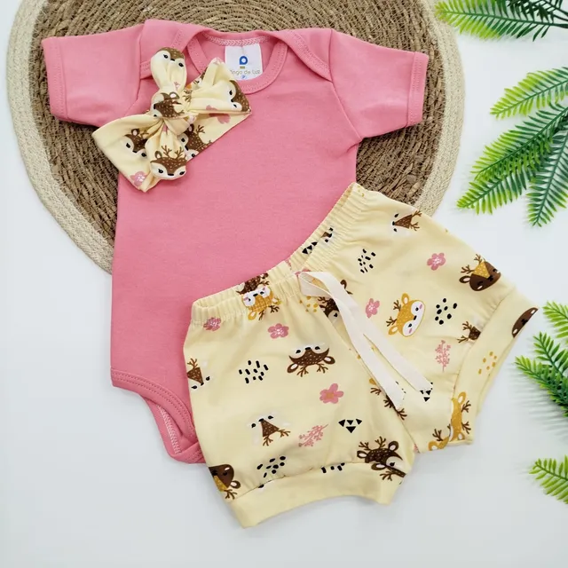 Conjunto De Bebê Três Peças Com Body Short E Babador Chiclet