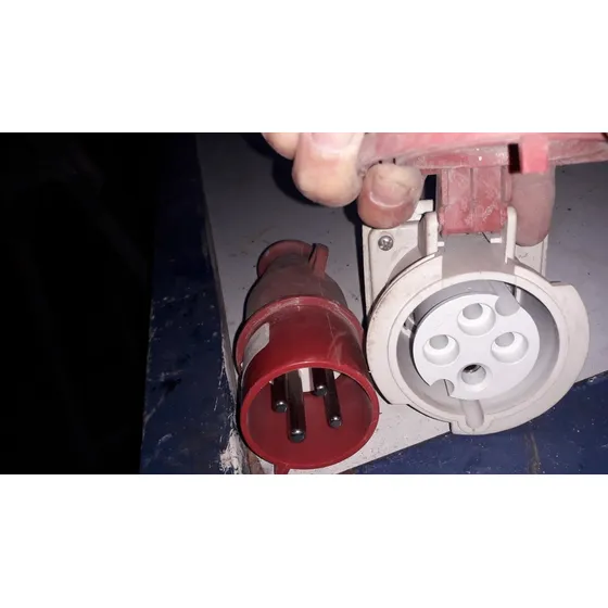 Toma Industrial 220 Voltios De 32 Y 16 Amperios