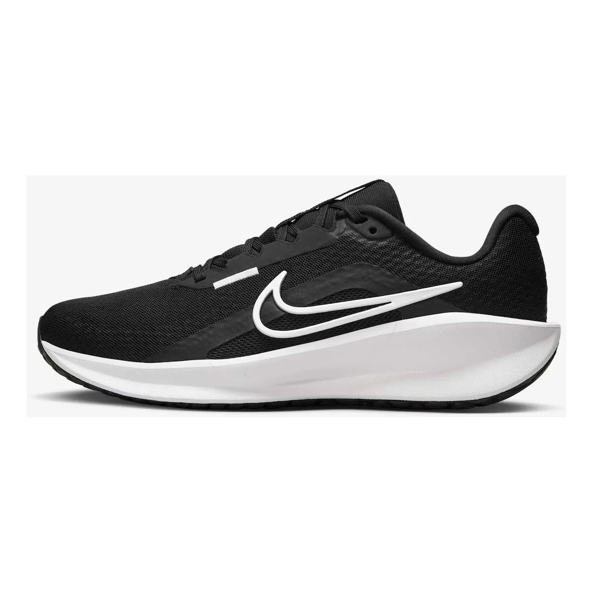 Tênis Nike Downshifter 13 feminino na cor preta com detalhes em branco na lateral e solado branco