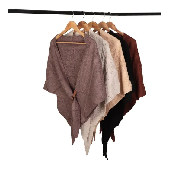 Poncho Tejido Con Prendedor De Cuerina